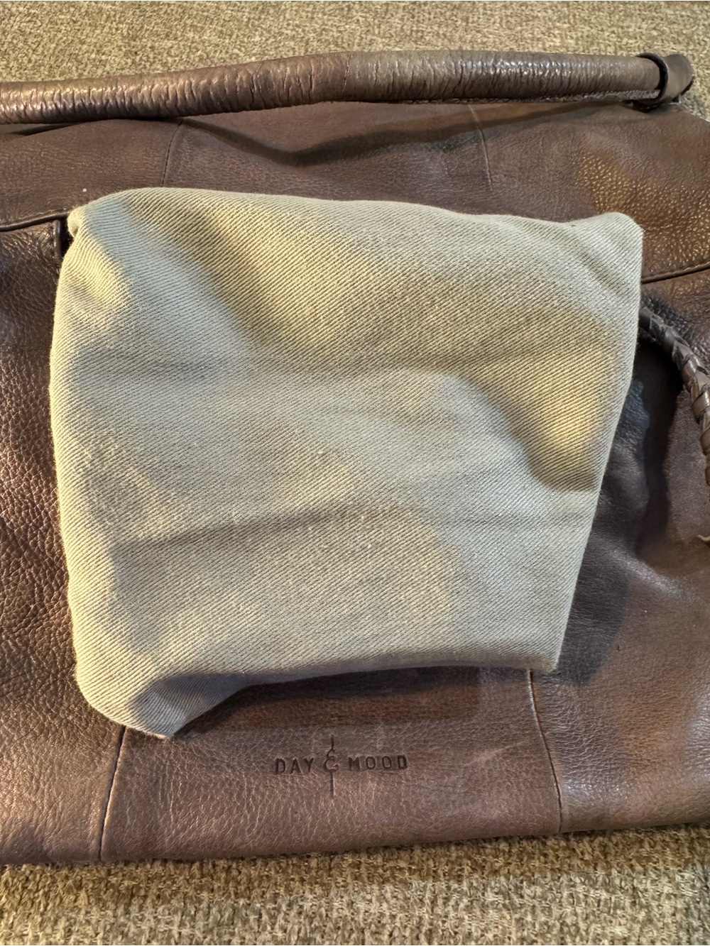 Day & Mood hobo bag crafted washed distressed leather taupe/grey shade - Picture 15 of 15